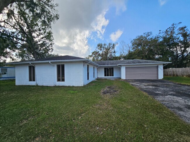 Foto del edificio - Spacious 3-Bedroom Home with Oversized Lan...