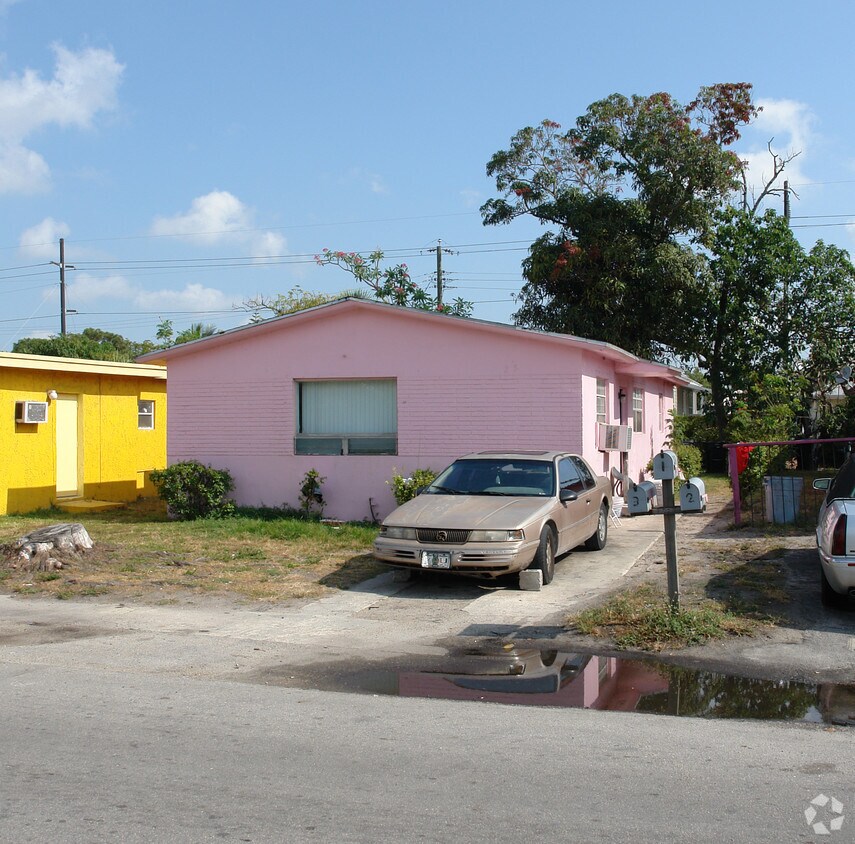 Foto del edificio - 2131-2135 NW 7th Ct