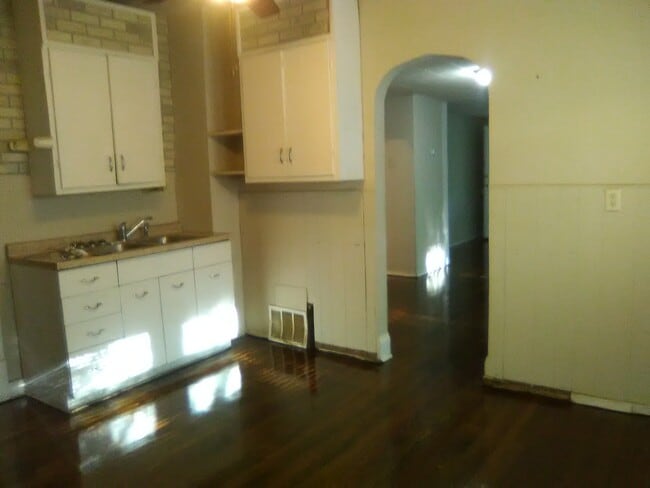 Building Photo - LARGE HOME IN MILLER!