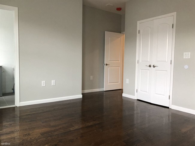 Building Photo - 3 br, 2 bath Apartment - 90 Mallory Ave Apt 2