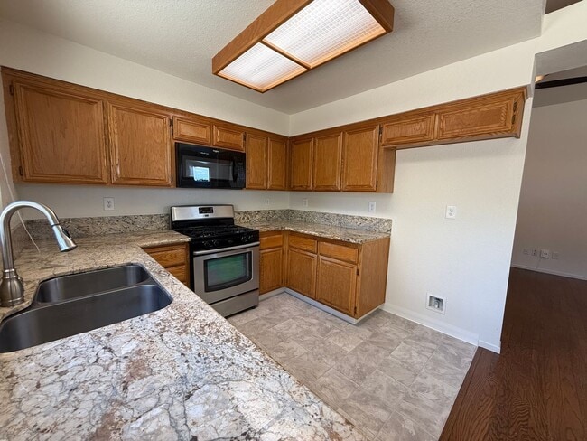 Building Photo - 3 Bed, 2 Bath Corner Lot
