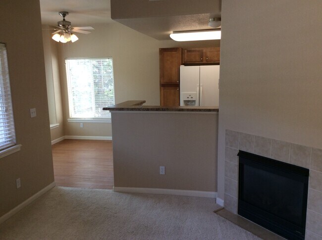 Building Photo - 2 bedroom Condo in a gated community. 1 Ca...