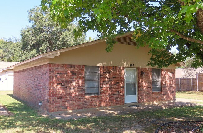 Building Photo - Charming 2 Bedroom, 1 Bath House in Whiteh...