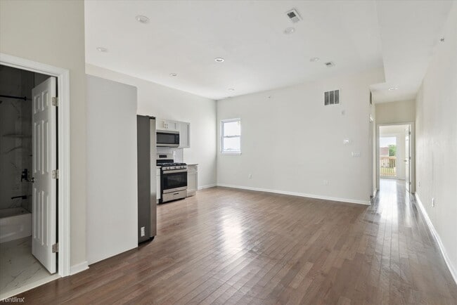 Building Photo - 2 br, 2 bath Triplex - 2133 Master Street B