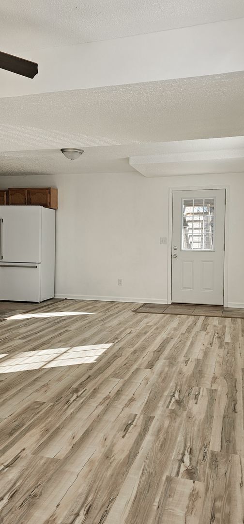 Foto del edificio - Beautifully updated 4 Bedroom/2 Bathroom downstairs apartment