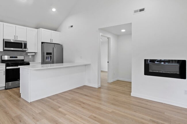 Building Photo - Modern 3-Bed Home Near JBLM with Vaulted C...