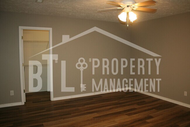 Building Photo - Wonderful 5 Bedroom 3 Bath Home with Attac...