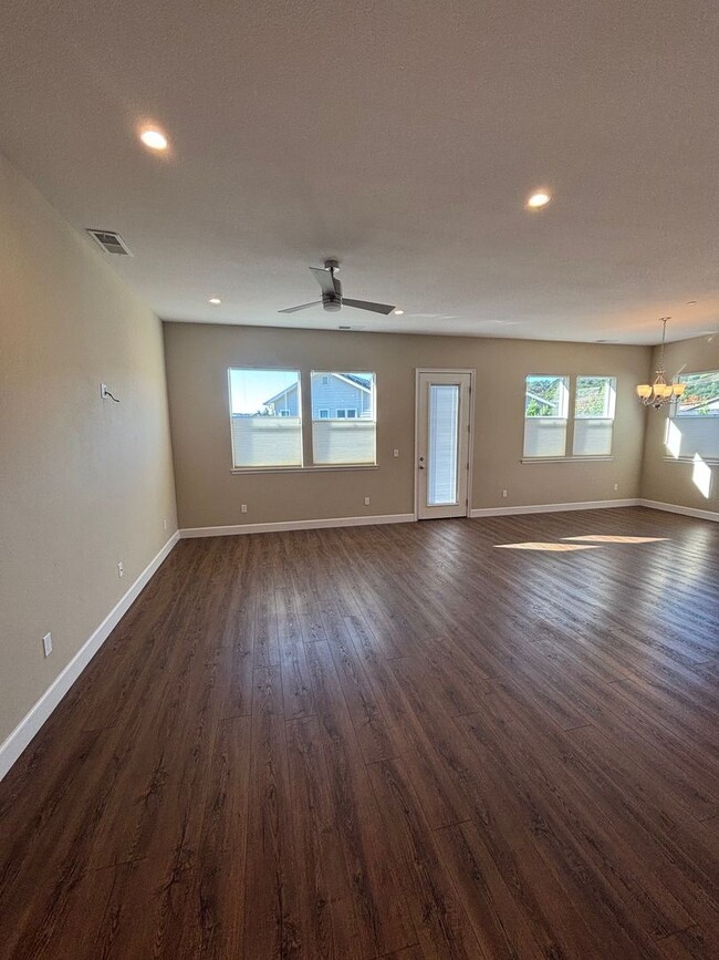 Building Photo - Newer Single Level 3 Bedroom 2 Bathroom lo...