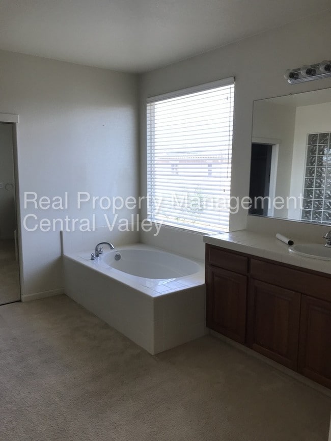 Building Photo - Spacious 4 Bedroom 3 full bath - Lathrop