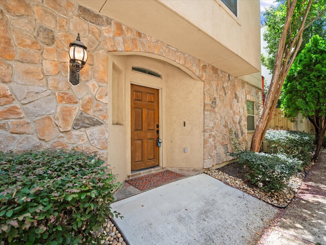 Foto principal - 588 Bomar St
