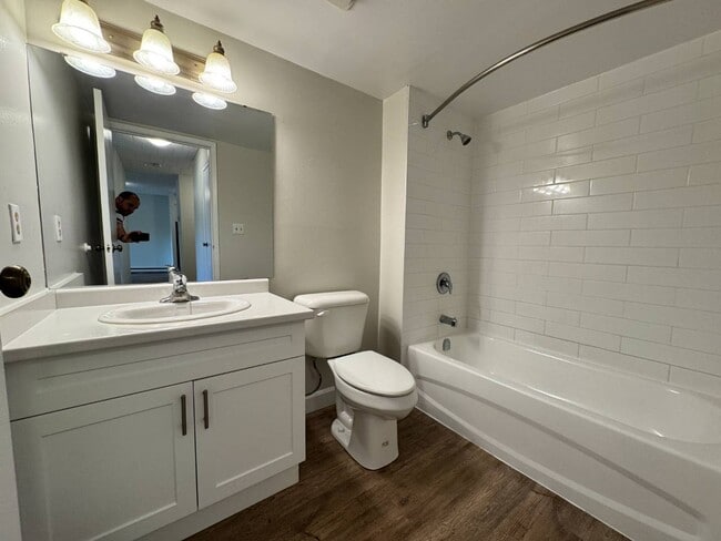 Building Photo - 130 Sheldon Ave