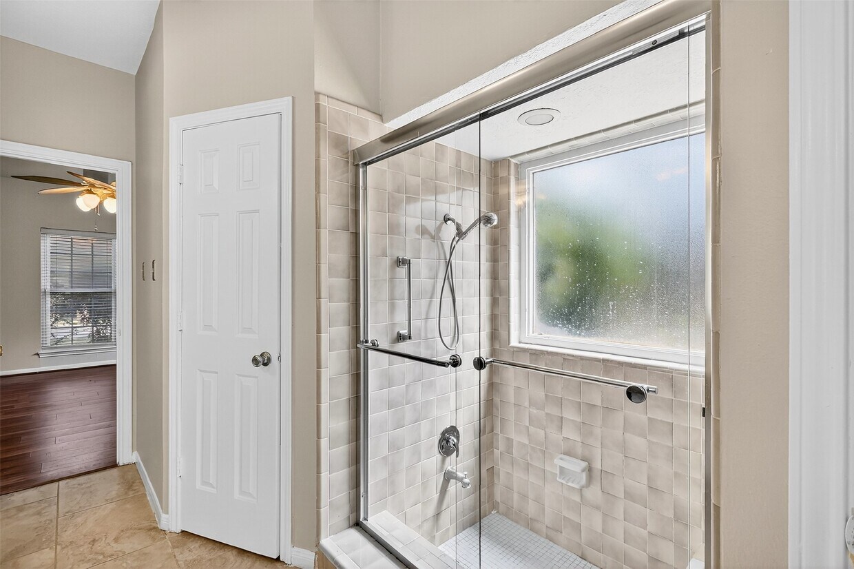 Foto principal - 18307 Forest Elms Dr