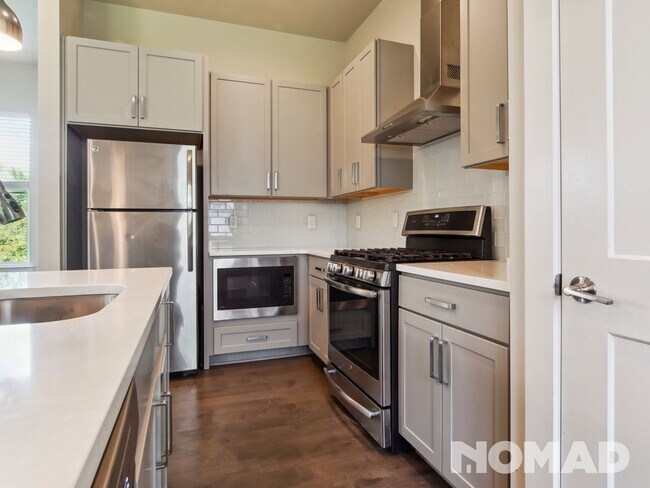 Building Photo - Stunning Modern 2-Bedroom, 2-Bath Apartmen...