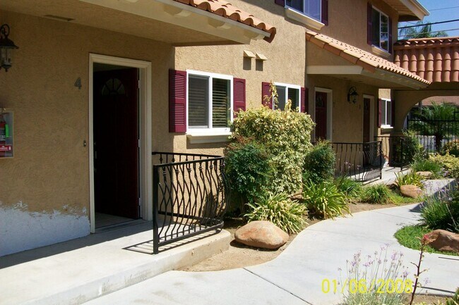 Building Photo - 2 Bed 1.5 Bath Condo