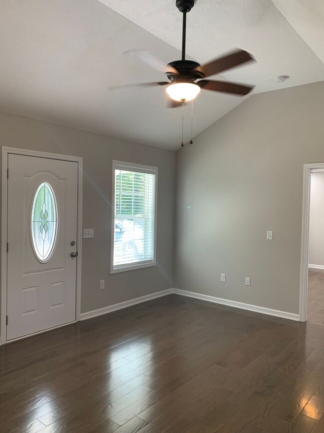 Building Photo - Charming 3 Bedroom Home in Private Setting in Tullahoma...