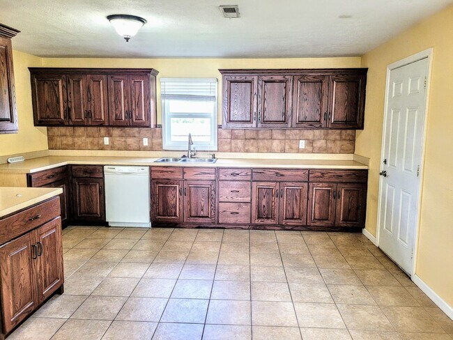 Building Photo - Fenced home near FLW!