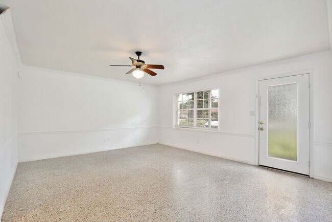 Foto del edificio - Beautiful 3/2 Spacious Pool Home with a Fenced Backyard and 1 Car Garage in Lake Marsha - Orlando!