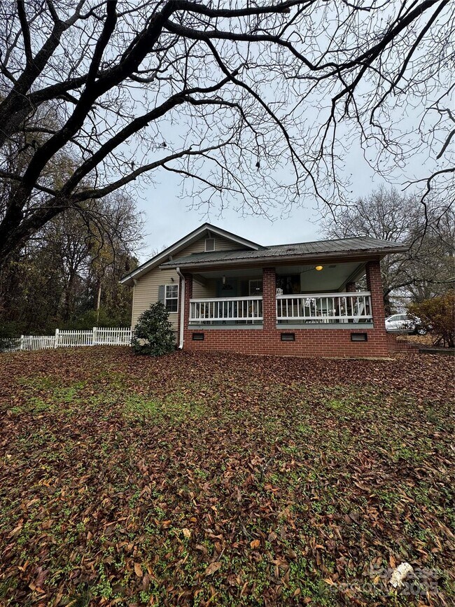 Foto del edificio - 404 Moss Springs Rd