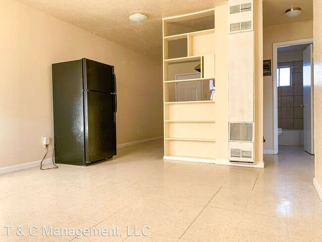 Building Photo - 2 br, 1 bath Apartment - Large quiet two b...