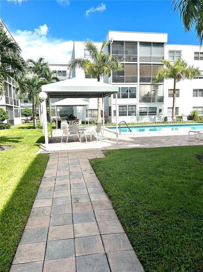 Foto del edificio - 2998 Sunrise Lakes Dr E
