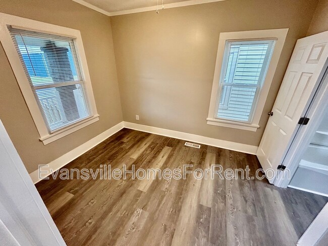 Building Photo - 712 S Barker Ave
