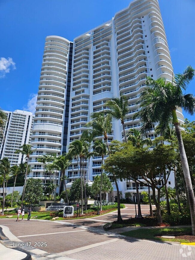 Building Photo - 21050 Point Pl