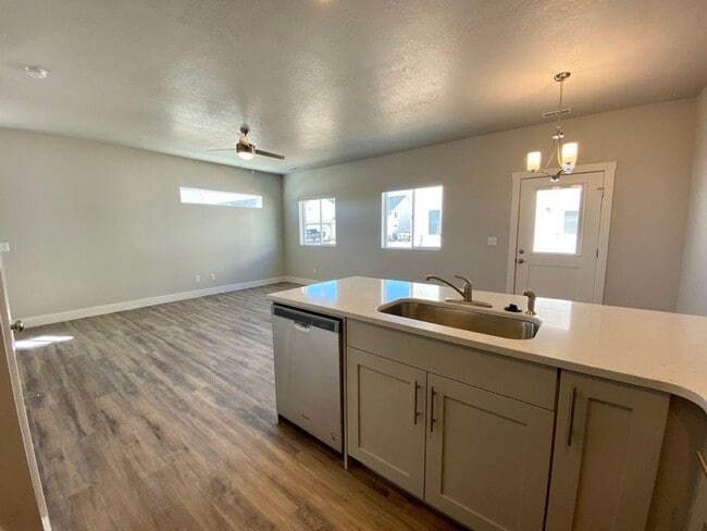 Building Photo - 3 bed 2.5 Bath Clean and Move-in Ready