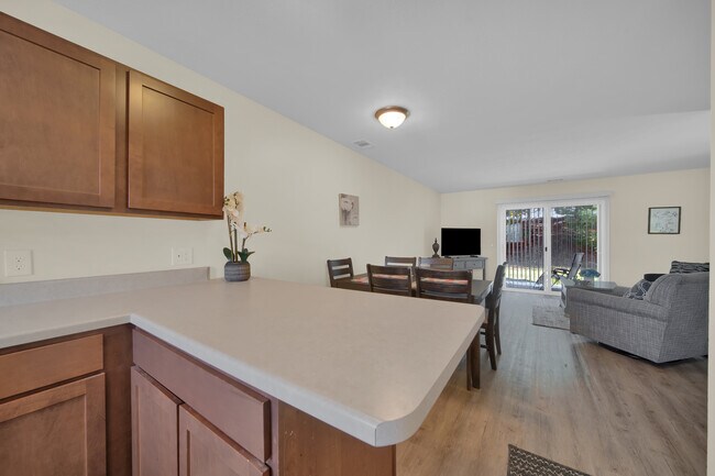 Building Photo - 3869 Vale Dr