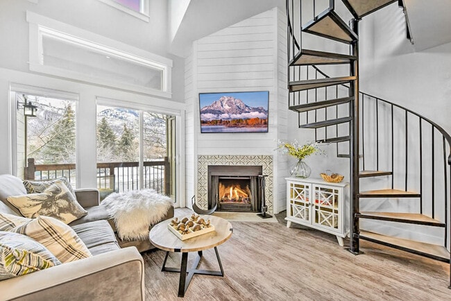 Building Photo - 1530 Empire Ave