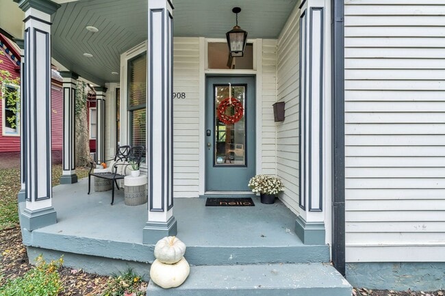 Foto del edificio - AVAILABLE NOW. Beautifully Restored and FULLY Furnished East Nashville 2 Bed 2 Bath Cottage $4500...