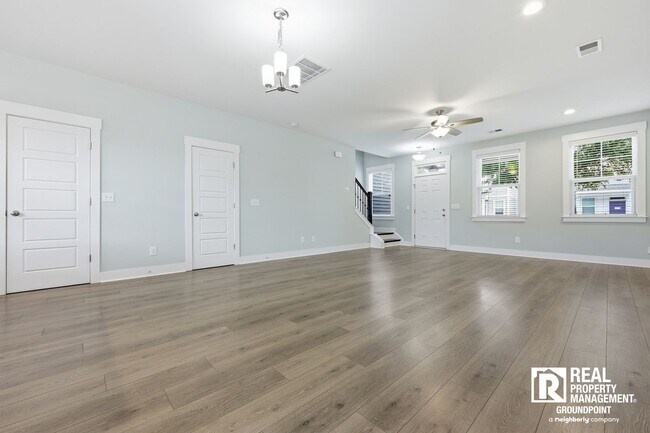 Foto del edificio - Oversized Kitchen + Prime Park Circle Location | 2BR Townhome