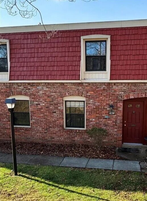 Building Photo - "Charming 2-Bed Townhouse Prime Pittsburgh Locale!"