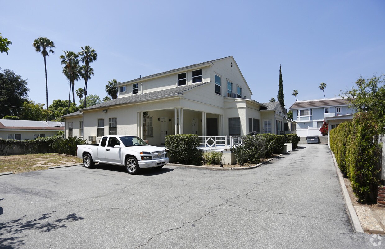 Building - 641-651 N Hill Ave