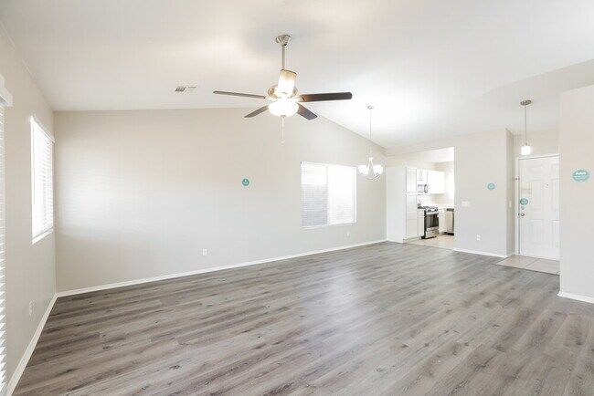 Foto del edificio - 16183 W Buchanan St