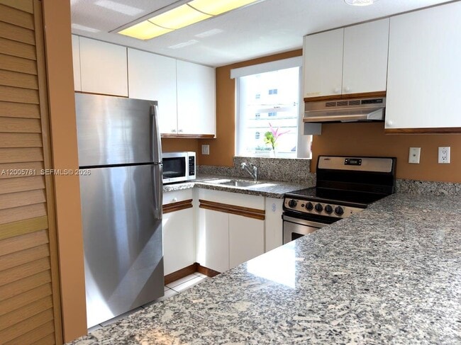 Building Photo - 3052 SW 27th Ave