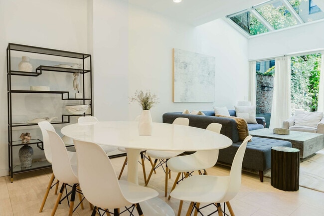 Foto del edificio - 323 E 51st St