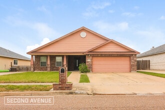 Building Photo - 2422 Luzius Dr