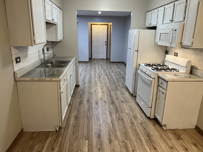 Kitchen - 14428 S Division St