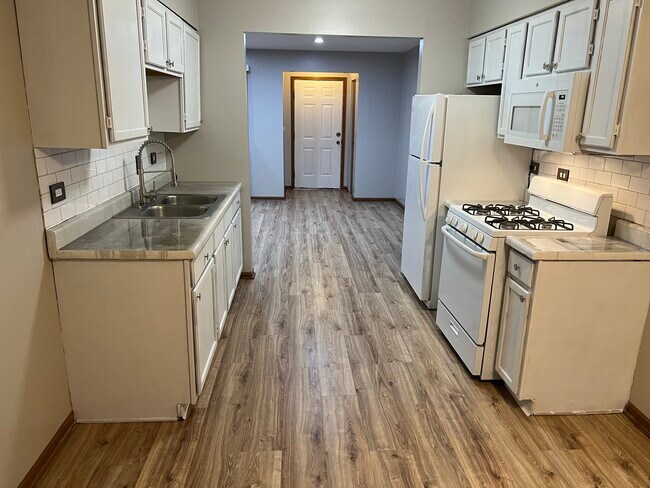 Kitchen - 14428 S Division St