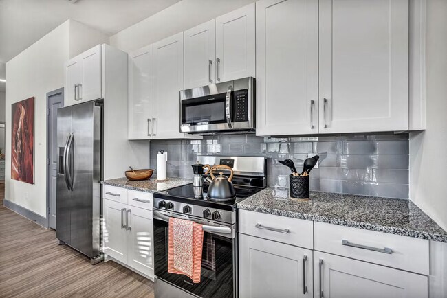 Foto del edificio - Spacious 2 Bed in Gated Community — $2,000...