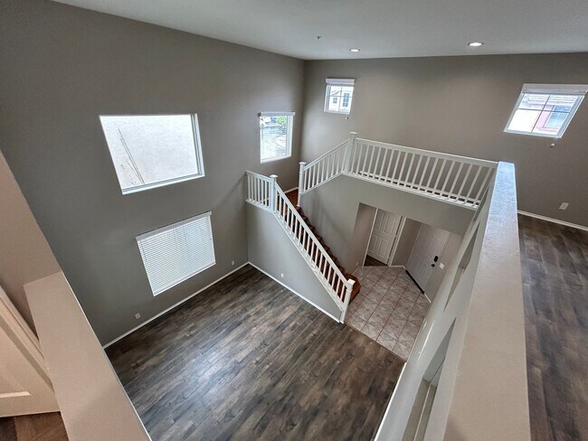 Foto del edificio - Nicely Upgraded 4 Bed 3 Bath Home in Gated Community in Anaheim