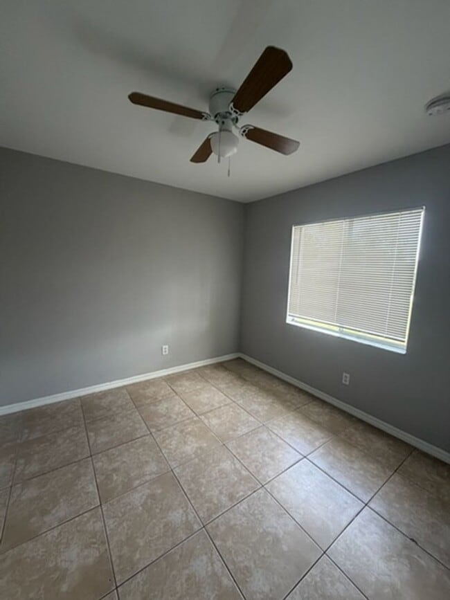 Foto del edificio - 930 Ainsworth St W