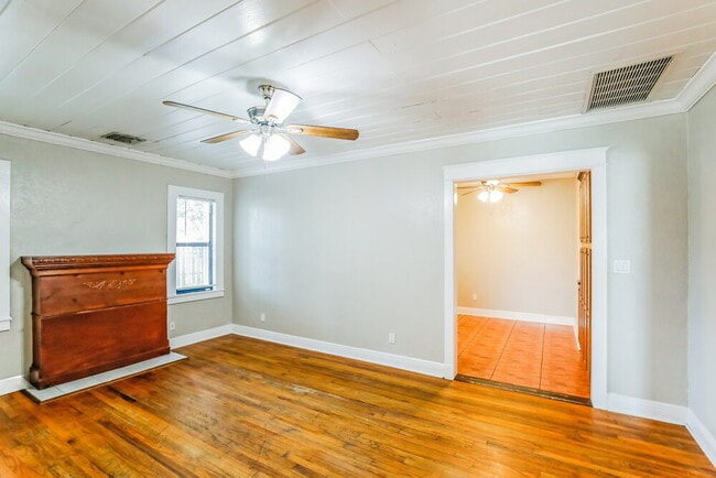 Building Photo - 926 13th Ave N