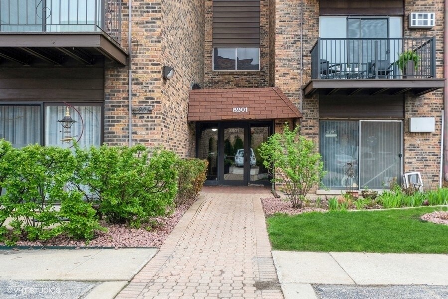 8901 N Western Ave Unit 203, Des Plaines, IL 60016 Condo for Rent in