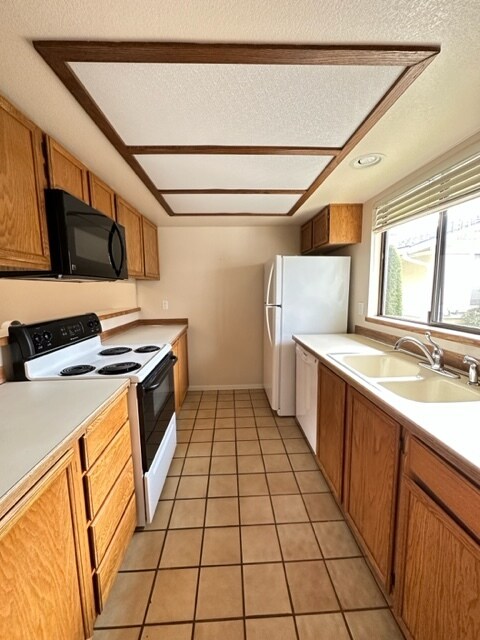 Building Photo - 15904 Village Green Dr