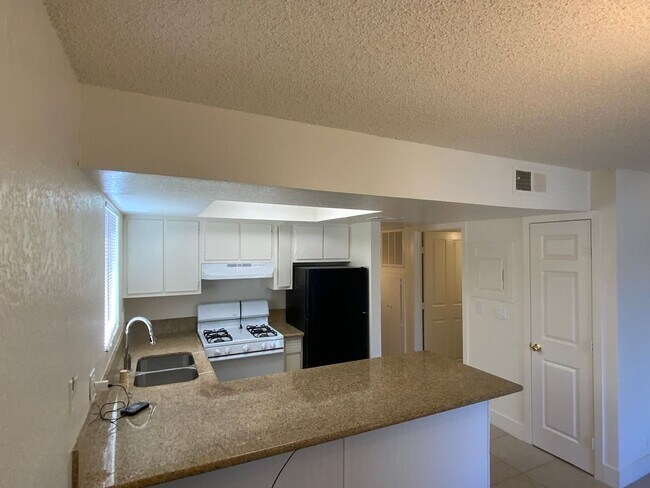 Foto del edificio - 3 Bedrooms 2 Bathrooms Apartment for Rent!