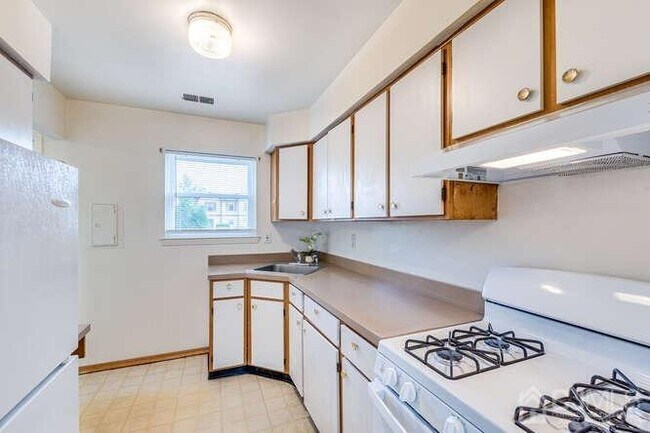 Building Photo - 114 Redbud Rd