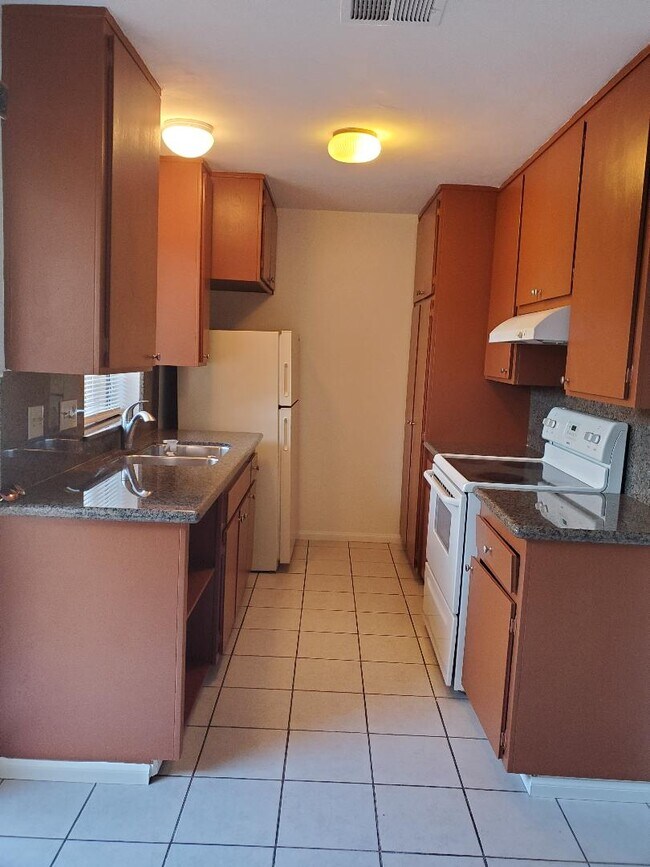 Foto del edificio - 2121 E Grand Ave