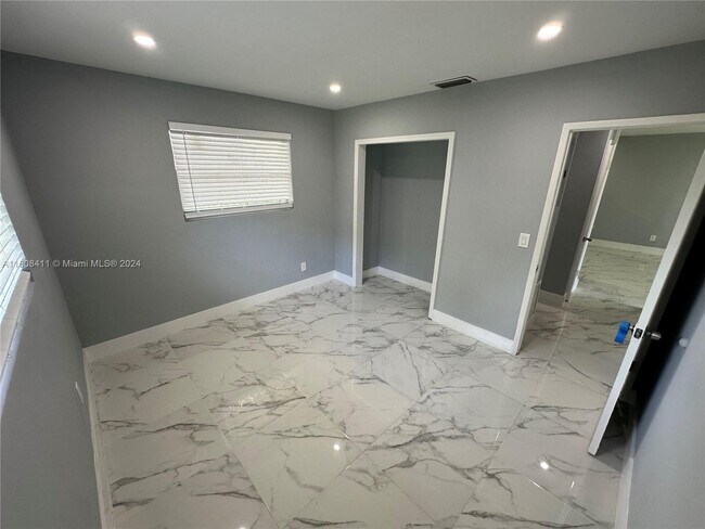Foto del edificio - 810 NW 40th St