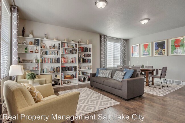 Foto del edificio - 5 br, 3.5 bath House - 10453 Walnut Canyon Ln